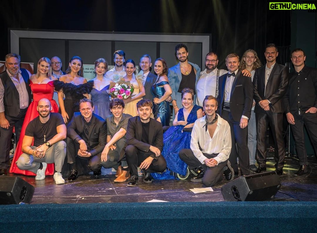 Natálie Halouzková Instagram - Muzikálem bez bariér 2023 …díky, že jsem mohla být součástí …díky všem, co jste přišli a podpořili tak dobrou věc …díky @misatomesova @polovinanebe za to, co děláte🤍 za šaty díky @svatebni.centrum.adina