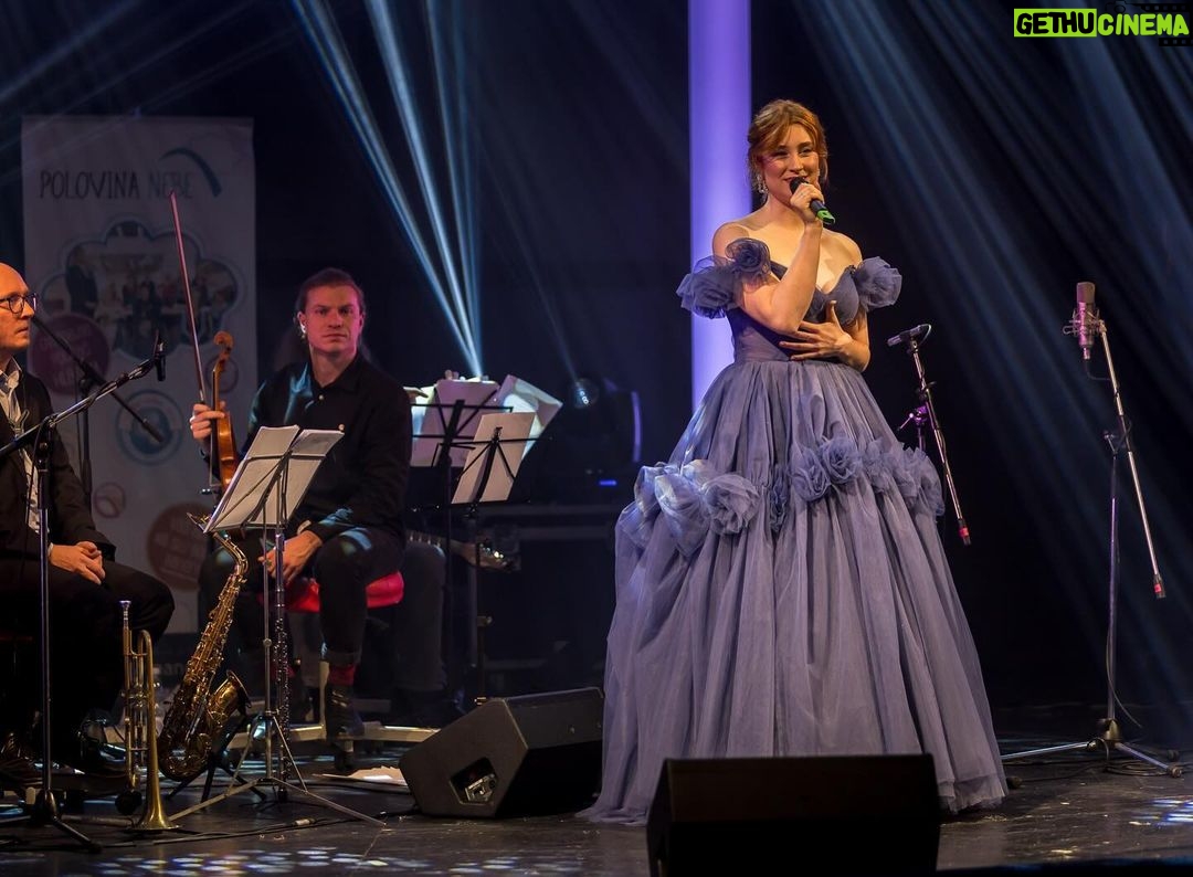 Natálie Halouzková Instagram - Muzikálem bez bariér 2023 …díky, že jsem mohla být součástí …díky všem, co jste přišli a podpořili tak dobrou věc …díky @misatomesova @polovinanebe za to, co děláte🤍 za šaty díky @svatebni.centrum.adina
