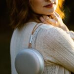 Natálie Halouzková Instagram - Gift of Music ~ Beosound A1 Hudba mě (a předpokládám, že vás všechny) doprovází při všem. Veselý chvíle, smutný chvíle, dlouhý chvíle. Je se mnou teď a tady, přenese mě pryč a nebo zpátky do hezký vzpomínky. Je to parťák. Stejně tak Beosound A1. Malej ale šikovnej. • dokáže naplnit místnost či prostor, největší bass woofer, díky čemuž vydává hutné basy a skvělou dynamiku • až 18 hodin hudby - přizpůsobuje přehrávání na základě prostor, takže vždy získáte nejlepší zvuk • parťák kamkoliv - plná odolnost proti prachu a vodotěsnost. dodržuje standard IP67. to znamená, že se nemusíte starat o žádné nehody za fotky tisíckrát díky @rozalieruzickova 🤍 @bangolufsencz #notpaid #spoluprace #gifted #GiftofMusic