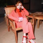 Natalia Dyer Instagram - reunited with @longchamp to celebrate the new ss23 rtw and eyewear collections 🧡#longchamp #longchampeyewear
