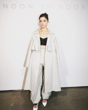 Natalia Dyer Instagram - ready for 🧥 season w @noonbynoor #noonbynoor #ad