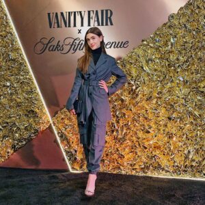 Natalia Dyer Instagram - 🕺💋✨ had a great time last night getting ready w @vanityfair @saks for the #VFBestDressed event #ad
