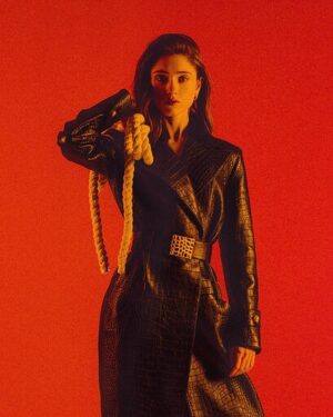 Natalia Dyer Instagram - for @refinery29 ❣️ photo: @alexblackstudio fashion: @carolinaorrico hair: @blakeerik makeup: @anariz1 nails: @ginaedwards_  props: @mssallymorris