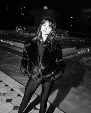 Natalia Dyer Instagram - 🖤 @ysl @anthonyvaccarello