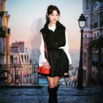 Natalia Dyer Instagram - spent a parisian night in nyc with @longchamp celebrating friendship and the launch of their new Box-Trot bag❣️ #longchampboxtrot #longchamppartner