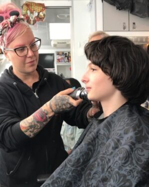 Natalia Dyer Instagram - #tb first shave w @amylforsythe and @finnwolfhardofficial wow what a year for you and many to come. Happy Birthday my dude!!!👨🏻♑️