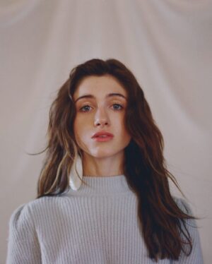 Natalia Dyer Instagram - friday feelin 🙇‍♀️ shot for @hungermagazine photo: @maryfixfix @tonicreps fashion: @carolinaorrico makeup: @lisetgarza hair: @blakeerik interview: @kittyrobson