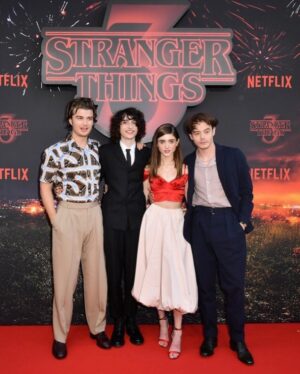 Natalia Dyer Instagram - 🇫🇷💋 paris premiere - merci pour tout l’amour! #strangerthings3