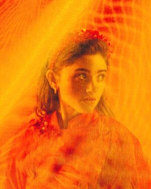 Natalia Dyer Instagram - for @refinery29 ❣️ photo: @alexblackstudio fashion: @carolinaorrico hair: @blakeerik makeup: @anariz1 nails: @ginaedwards_  props: @mssallymorris