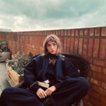 Natalia Dyer Instagram - all wrapped up in @uniqlo new @jw_anderson 21FW. truly the perfect pieces for bundling up for the holidays ☺️@uniqlousa #uniqlojwanderson #jwanderson #UNIQLOPartner #LifeWear
