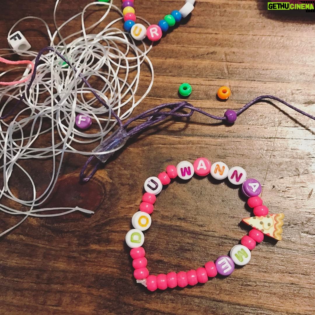 Natalia Dyer Instagram - crafternoon with some old Brit