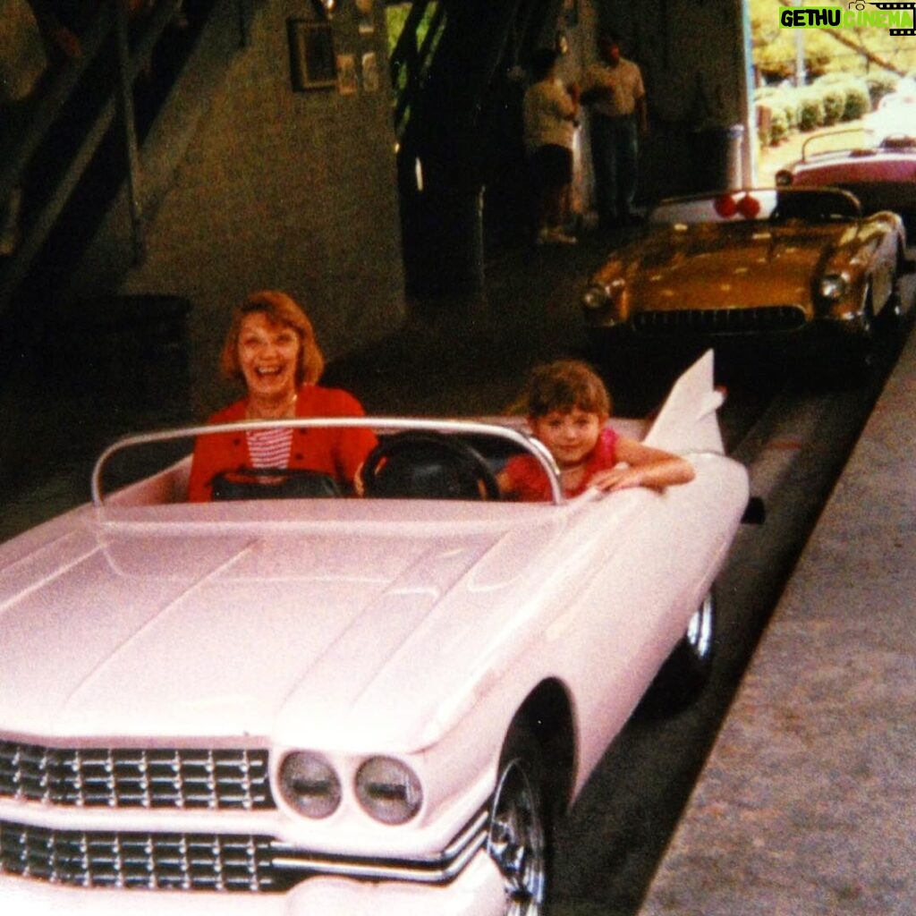 Natalia Dyer Instagram - #tbt ❤️❤️❤️ so many childhood memories formed at Dollywood and Gatlinburg. My heart goes out to those affected, especially with the approaching holidays (dollywoodfoundation.org <--if you're interested in donating)