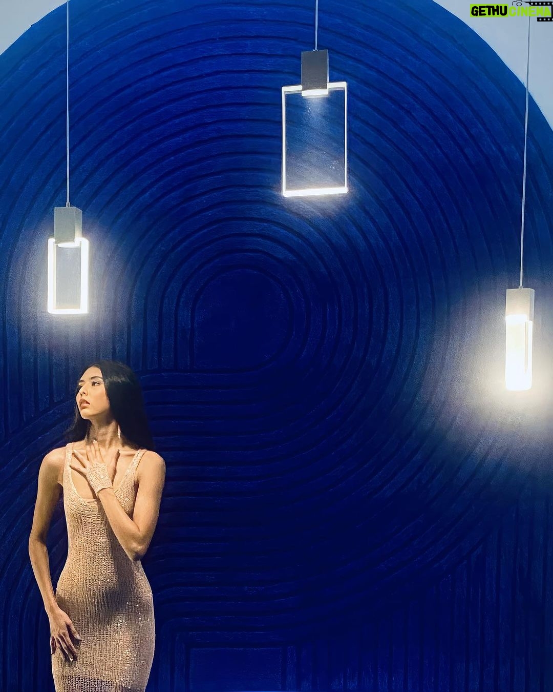 Natalia Fedner Instagram - Art Basel: A Throwback. Took a the year off to spend time with my fam during the holidays this year (I’ll be back next year!). In the meantime let’s reminisce with @tulestefactory gallery at @designmiami. Model is @nicoleaesparza . She is wearing our metal tank gown, skinny scarf, hand bracelet, earrings and sparkle yarn slip all in rose gold. Photography by @pashthegreat #artbaselmiami #tulestefactory #designmiami #artbaselweek #furnituredesign #fashiondesigner Design Miami/