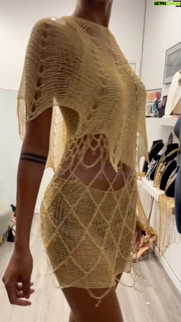 Natalia Fedner Instagram - It’s all about the details. More BTS from runway fittings. Thanks @estdani for letting me try 300 combinations of this outfit on you. #fashionshow #fashionbts #fashiondesigner #chainmail #chainmaille #gold