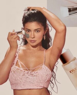Natalia Fedner Instagram - Always fun to see my designs make an encore appearance. Thank you to @makkaroo & @rosegrandquist for this fun moment with @kyliejenner 

#kyliejenner #knitting #upcycledfabric #kylieskin