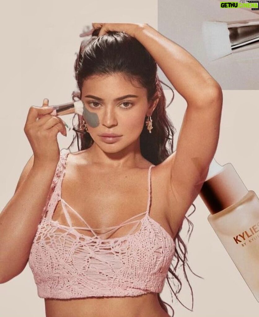 Natalia Fedner Instagram - Always fun to see my designs make an encore appearance. Thank you to @makkaroo & @rosegrandquist for this fun moment with @kyliejenner #kyliejenner #knitting #upcycledfabric #kylieskin