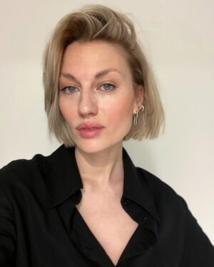 Natalia Germani Instagram - Pre tých čo si mysleli, že si robím srandu😀

Čisto z racio dôvodov, vitajte zdravé vlasy nezaťažené filmovaním a maskérňou. Zachvíľu sa opäť potrápite, tak si to užite zatiaľ❤️

Ako vždy, by the best @dnagrunty ,
Už 4. Rok❤️
@simm.one___