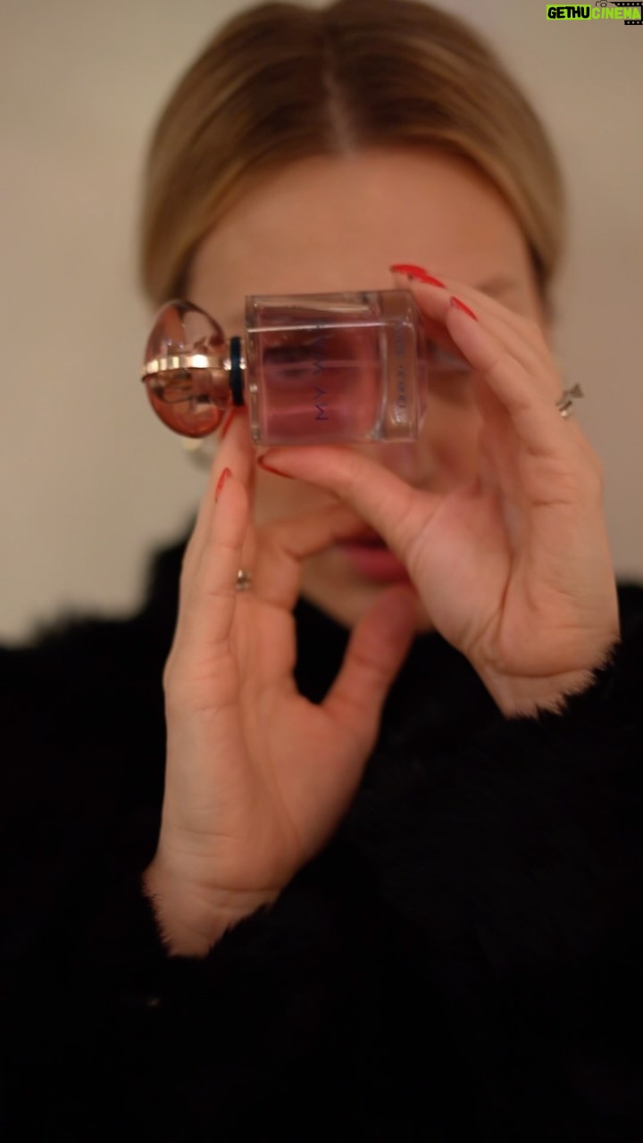 Natalia Germani Instagram - Na každej láske záleží. A vôňa je silný čarodej asociácií. This is MY WAY 🩷 A čo YOUR WAY? Koho pripomenie nová My Way Eau de Parfum Nectar vám? @armanibeauty #ArmaniMyWay #MyWay #IAmWhatILove #Armanifragrance #armanibeauty