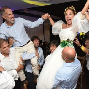 Natalia Lobo Instagram - La alegria de la fiesta inolvidable !!!
 Cierro los ojos y sigo ahi ,
 en la fiesta !!!!
sintiendo la alegria y el amor de todos los que nos rodeaban 
la felicidad  de dar este salto cuatico que nos lleva a volar juntos ,
 porque no me quiero encerrar en una jaula con vos mi amor ,
 quiero que salgamos a volar .... juntos!!! 

Porque con vos , 
 todo es mas lindo ❤

#creandonuestrapropiarealidad #elevarlafrecuencia