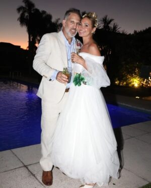 Natalia Lobo Instagram - Las fotos de los recien casados 🌺
Gracias a todos por tanto amor y buena onda 
Estamos felices 
Amor , verdad , magia 
y mucha , mucha alegria 🤍

#creartupropiarealidad
#elevarlafrecuencia

@benitofernandez @regina_cosmetics @diegoimpa 
@jitric_jc @gabrielacrespiflorista @fabianpaz