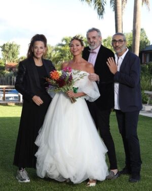 Natalia Lobo Instagram - Querido dream team de mi corazon , gracias !!!
Gracias queridisimos  @benitofernandez , @regina_cosmetics , @diegoimpa 🌺
Hace mucho tiempo que nos conocemos y que venimos caminando juntos , los quiero !!. 
Fue tan hermoso vivir este momento con ustedes , son amigos y los mejores en lo que hacen , grandes profesionales, talentosos y super  trabajadores !!! 
 Me acompañaron desde el primer momento con amor , creatividad , entrega y alegria , todo , todo , desde la primer prueba fue una fiesta !!!! Fue hermoso lo que creamos juntos !!
Gracias @fabianpaz de mi corazon ,  por la belleza de zapatos que me hiciste junto con @derashoes.ar 
Gracias  Maximiliano @jitric_jc , amigo nuevo ,  por los aros y la corona dorada  magica del bosque , interpreraste todo lo que dije !!!
Y gracias #RobertRemonteo por las millones de  fotos increibles que sacaste !!!!

Gracias , gracias , gracias por tanto ❤
Los adoro

Y el ramo que de casualidad  es de otra amiga @gabrielacrespiflorista !!!! Hermoso y salvaje
Claro que ya sabemos que las casualidades no existen 😜