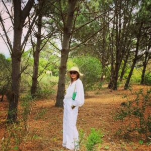 Natalia Lobo Instagram - Soy un Lobo de bosque 🌲
me vista como me vista ...
soy , fui  y siempre sere 
un Lobo de bosque

"La Tierra es lo que nuestro corazon vibra"
"Somos el motor del cambio "
"Elegir la paz dentro de nosotros "

Cosas que lei estos dias y quise compartir con tod@s 🖤🙌

#somoscreadoresdenuestrarealidad