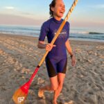 Natalia Lobo Instagram - Jugar adentro y afuera del agua ... estar en contacto con la naturaleza , los elementos y la alegria ... entrenar permanecer en el presente mas absoluto abierta a todo lo que me trae el dia a dia Suelta 💫 Mas niña salvaje , valiente , maori , pocahontas que nunca .....asi estoy !!!! Ph @celemarieta , una de mis grandes compañeras de juego de los ultimos tiempos 🤍 #creandonuestrapropiarealidad