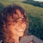 Natalia Lobo Instagram - Te recibo sonriendo 2022 , aun sin poder ver claramente lo que viene , casi a ciegas .. te sonrio ,agradezco , confio en el trabajo realizado , te doy la bienvenida y visualizo lo mejor !!! #creandonuestrapropiarealidad 🐞