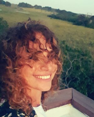 Natalia Lobo Instagram - Te recibo sonriendo 2022 , aun sin poder ver claramente  lo que viene , casi a ciegas ..
 te sonrio ,agradezco , confio en el trabajo realizado ,  te doy la bienvenida  y visualizo lo mejor !!! 

#creandonuestrapropiarealidad 🐞