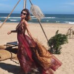 Natalia Lobo Instagram - Desde agosto del 2009 que nos presento la prima @carlamodanet , para aquel #MartinFierro emblematico , que con mi querido @benitofernandez hacemos un gran team colorido Fiesta de casamiento en la playa by @benitofernandez Te adoro tio Benito 💚 yo ..tu Naomi Aclaro que se casaron unos amigos...no fue mi casamiento jiji lo juro 🙌