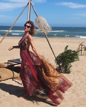 Natalia Lobo Instagram - Desde agosto  del 2009  que nos presento  la prima @carlamodanet , para aquel #MartinFierro emblematico , 
que con mi querido @benitofernandez hacemos un gran team  colorido 
Fiesta de casamiento  en la playa by @benitofernandez 
Te adoro  tio Benito 💚
 yo ..tu Naomi
Aclaro que se casaron unos amigos...no fue mi casamiento jiji lo juro 🙌
