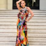 Natalia Lobo Instagram - Porque el planeta necesita que nos empecemos a relacionar con el de otra manera y que tomemos consciencia , entre otras cosas , de nuestra manera de consumir , #economiacircular para la hermosa nota de @paratirevista con dos vestidos de @benitofernandez de los 90s El momento es ahora 🙌 El cambio llego para quedarse 🌎 Fotos @fotos_diego Y gracias @regina_cosmetics por dejarme siempre tan bella , sacas la diosa que hay en mi ❤️ #creandonuestrapropiarealidad #elevarlafrecuencia #amorporlanaturaleza