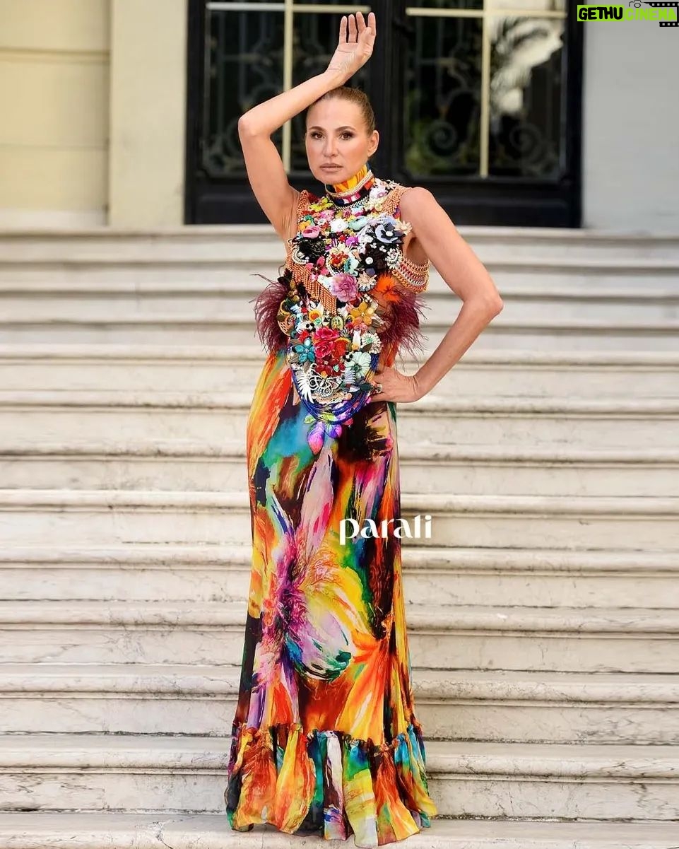 Natalia Lobo Instagram - Porque el planeta necesita que nos empecemos a relacionar con el de otra manera y que tomemos consciencia , entre otras cosas , de nuestra manera de consumir , #economiacircular para la hermosa nota de @paratirevista con dos vestidos de @benitofernandez de los 90s El momento es ahora π El cambio llego para quedarse π Fotos @fotos_diego Y gracias @regina_cosmetics por dejarme siempre tan bella , sacas la diosa que hay en mi β€οΈ #creandonuestrapropiarealidad #elevarlafrecuencia #amorporlanaturaleza