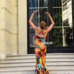 Natalia Lobo Instagram - Porque el planeta necesita que nos empecemos a relacionar con el de otra manera y que tomemos consciencia , entre otras cosas , de nuestra manera de consumir , #economiacircular para la hermosa nota de @paratirevista con dos vestidos de @benitofernandez de los 90s El momento es ahora 🙌 El cambio llego para quedarse 🌎 Fotos @fotos_diego Y gracias @regina_cosmetics por dejarme siempre tan bella , sacas la diosa que hay en mi ❤️ #creandonuestrapropiarealidad #elevarlafrecuencia #amorporlanaturaleza