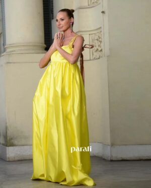 Natalia Lobo Instagram - Gracias @paratirevista por esta nota tan hermosa , profunda y verdadera 🙌
Gracias por la buena onda y la alegria  en cada paso de la produccion , gracias por el respeto , la escucha , la coneccion , el arte y la vibra alta en todo momento 
Gracias @mariterizzo , @fotos_diego y @fabi.polinelli equipazo !!!
Gracias @adrianbrownofficial y @losvadosdelisen por su arte 
Y gracias queridisimos amigos de mi corazon  @regina_cosmetics
y @benitofernandez  por estar siempre conmigo 🤍 
Las fotos son tan increibles que pronto comparto mas !!! 
Feliz viernes para tod@s
