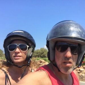 Natalia Lobo Instagram - Hace seis años que comenzo nuestra aventura  y seguimos rodando juntos
Que el amor , la alegria y las ganas de evolucionar y acompañarnos en cada paso  sean nuestro faro
Que asi sea
 y asi es 💙

#creandonuestrapropiarealidad  #elevarlafrecuencia 
#amorporlanaturaleza