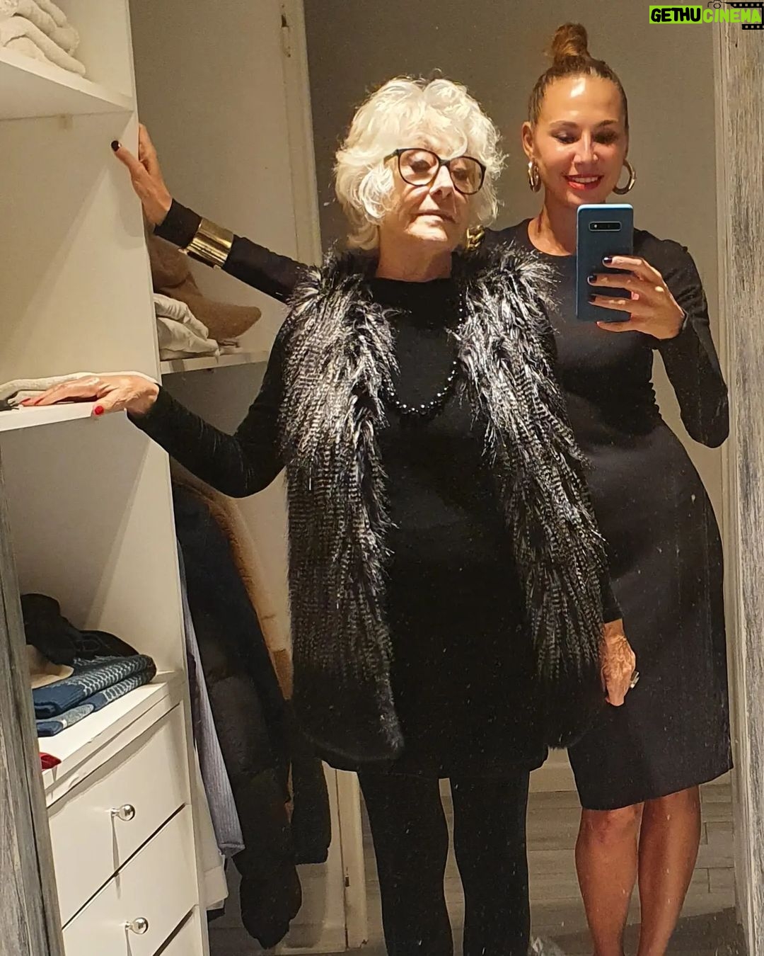 Natalia Lobo Instagram - #BlackFriday con Chabela 🖤 Siempre es un programon salir a hacer travesuras juntas mami !!! Te quiero hasta el infinito eterna chica salvaje y magica 💫