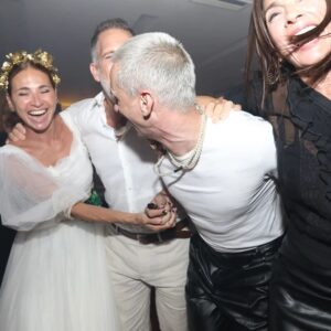 Natalia Lobo Instagram - La alegria de la fiesta inolvidable !!!
 Cierro los ojos y sigo ahi ,
 en la fiesta !!!!
sintiendo la alegria y el amor de todos los que nos rodeaban 
la felicidad  de dar este salto cuatico que nos lleva a volar juntos ,
 porque no me quiero encerrar en una jaula con vos mi amor ,
 quiero que salgamos a volar .... juntos!!! 

Porque con vos , 
 todo es mas lindo ❤

#creandonuestrapropiarealidad #elevarlafrecuencia