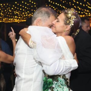 Natalia Lobo Instagram - La alegria de la fiesta inolvidable !!!
 Cierro los ojos y sigo ahi ,
 en la fiesta !!!!
sintiendo la alegria y el amor de todos los que nos rodeaban 
la felicidad  de dar este salto cuatico que nos lleva a volar juntos ,
 porque no me quiero encerrar en una jaula con vos mi amor ,
 quiero que salgamos a volar .... juntos!!! 

Porque con vos , 
 todo es mas lindo ❤

#creandonuestrapropiarealidad #elevarlafrecuencia