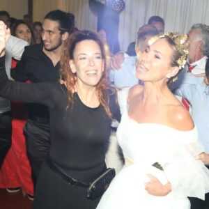 Natalia Lobo Instagram - La alegria de la fiesta inolvidable !!!
 Cierro los ojos y sigo ahi ,
 en la fiesta !!!!
sintiendo la alegria y el amor de todos los que nos rodeaban 
la felicidad  de dar este salto cuatico que nos lleva a volar juntos ,
 porque no me quiero encerrar en una jaula con vos mi amor ,
 quiero que salgamos a volar .... juntos!!! 

Porque con vos , 
 todo es mas lindo ❤

#creandonuestrapropiarealidad #elevarlafrecuencia