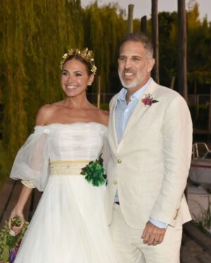 Natalia Lobo Instagram - Las fotos de los recien casados 🌺
Gracias a todos por tanto amor y buena onda 
Estamos felices 
Amor , verdad , magia 
y mucha , mucha alegria 🤍

#creartupropiarealidad
#elevarlafrecuencia

@benitofernandez @regina_cosmetics @diegoimpa 
@jitric_jc @gabrielacrespiflorista @fabianpaz