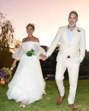 Natalia Lobo Instagram - Las fotos de los recien casados 🌺
Gracias a todos por tanto amor y buena onda 
Estamos felices 
Amor , verdad , magia 
y mucha , mucha alegria 🤍

#creartupropiarealidad
#elevarlafrecuencia

@benitofernandez @regina_cosmetics @diegoimpa 
@jitric_jc @gabrielacrespiflorista @fabianpaz
