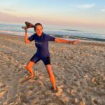 Natalia Lobo Instagram - Jugar adentro y afuera del agua ... estar en contacto con la naturaleza , los elementos y la alegria ... entrenar permanecer en el presente mas absoluto abierta a todo lo que me trae el dia a dia Suelta 💫 Mas niña salvaje , valiente , maori , pocahontas que nunca .....asi estoy !!!! Ph @celemarieta , una de mis grandes compañeras de juego de los ultimos tiempos 🤍 #creandonuestrapropiarealidad