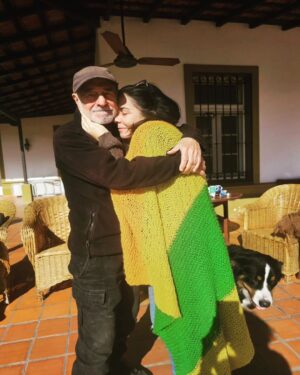 Natalia Lobo Instagram - Feliz dia del padre Lobo 🤍
En este abrazo lleno de amor que te da Miranda , te abrazamos todos , te amamos 
Gracias por ser mi gran ejemplo , gracias por tu presencia , tus consejos , tu inteligencia , tu etica , tu tremenda sinceridad , tu coherencia , tu amor , tu disciplina , tu humor ,tu austeridad ,  tu sabiduria ,  hasta por tu dureza espartana 
Gracias totales por adoptarme y hacerme tu hija , es un acto de amor que cambio mi vida y que  jamas olvidare 
Feliz de que la vida te haya puesto en mi camino 
Con Chabela armaron la familia mas particular y autentica del universo 
Lobos salvajes 

Te adoro hasta el infinito 
Tu hija Nat  Lobo