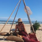 Natalia Lobo Instagram - Desde agosto del 2009 que nos presento la prima @carlamodanet , para aquel #MartinFierro emblematico , que con mi querido @benitofernandez hacemos un gran team colorido Fiesta de casamiento en la playa by @benitofernandez Te adoro tio Benito 💚 yo ..tu Naomi Aclaro que se casaron unos amigos...no fue mi casamiento jiji lo juro 🙌