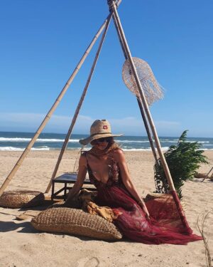 Natalia Lobo Instagram - Desde agosto  del 2009  que nos presento  la prima @carlamodanet , para aquel #MartinFierro emblematico , 
que con mi querido @benitofernandez hacemos un gran team  colorido 
Fiesta de casamiento  en la playa by @benitofernandez 
Te adoro  tio Benito 💚
 yo ..tu Naomi
Aclaro que se casaron unos amigos...no fue mi casamiento jiji lo juro 🙌