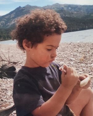 Natalia Lobo Instagram - Hoy cumplis 21 años  Inti 🤍
 mi amado niño del bosque y las estrellas 
Amo tu mundo interior , tu introspeccion , tu profundidad , tus ganas de superarte , tu curiosidad , tu amor por el trabajo y la naturaleza , tu responsabilidad , amo que leas , amo nuestras charlas sobre las civilizaciones perdidas , el espacio , lo desconocido , el poder creador de la mente , el arte , la musica , la metafisica , el amor , la moda , el gimnasio , las meditaciones 
amo que seas tan creativo , tus silencios , tu claridad emocional , tu poder de observacion , tu libertad , tus valores , tu seriedad , que respetes mi desiciones y respetar las tuyas 
Inti querido de mi corazon , siempre fuiste grande y sabio , desde que llegaste ...
pero ahora , a partir de hoy ,  ya sos un hombre 

Te lo digo una y otra vez , casi a diario 
Estoy muy orgulosa de vos !!!!
Es un honor ser tu madre 
Gracias por elegirme ,
 di mi mejor , aunque siempre fuiste tan genial que me la ponias muy facil , 
te pido disculpas por mis errores , iba aprendiendo sobre la marcha esto de ser madre , y crecer yo y superarme  y trabajar , y pagar cuentas  y  todo lo que implica la vida en la Tierra
 
Lo unico que se  y de lo que si estoy segura , es que siempre te transmiti y te dije la verdad 
Sos tan inteligente que te merecias ser criado en la verdad , porque aunque a veces pueda ser dura , la verdad calma y libera 

Te quiero con todo mi ser 
Mami 🧚‍♂️