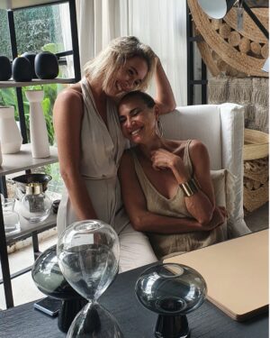 Natalia Lobo Instagram - La felicidad de tener amigos 💫

Nos acompañamos 
Nos reimos a carcajadas 
Lloramos
Estamos firmes , uno al lado del otro ,  en cada proceso 
Nos agarramos de la mano 
Nos escuchamos
Compartimos silencios
Transitamos momentos oscuros y luminosos juntos 
Nos ayudamos a elevar  la vibracion 
Nos ayudamos a crecer 
Nos decimos la verdad
Jugamos 
Vivimos aventuras 
 Compartimos  informacion valiosa , que nos ayuda a evolucionar 
Nos pasamos herramientas 
Hacemos cosas tontas 
Comemos cosas ricas 
Bailamos alocadamente arriba de las mesas
Cantamos
Meditamos juntos 
Nos tiramos las cartas 
Nos sentimos 
Leemos 

Transitamos este  camino , acompañandonos en cada paso 

Todo eso y mucho mas 💫

Agradecida a la vida por tener la dicha de tenerlos , a todos  cada uno de ustedes ....gracias !!!

Sanamos en clan 🙌

Te amo @nataliabenedetti 🤍