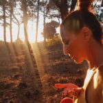Natalia Lobo Instagram - Respiro luz 💫 Conecto los rayos del nuevo sol con cada una de mis celulas Conecto con las sensaciones dentro de mi cuerpo Con mis chacras , con mi ADN Conecto con la Tierra , con los arboles , con los pajaros .... con la naturaleza toda Conecto con mi proposito Conecto con la alegria Y con el milagro de estar viva Activo el pulsar de mi corazon , lo siento , siento el latido y desde ahi , desde ese centro conecto con todo y con todos Llego el momento de ponerle el cuerpo al cambio Llego el momento de ser un canal entre el cielo y la tierra Llego el momento de abrir el corazon Es aqui y es ahora Conecto , irradio Y agradezco !!!!