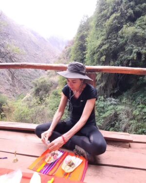 Natalia Lobo Instagram - Gracias Peru  por ser , una vez mas , un antes y un despues en mi vida 💫
Gracias por estos dias de limpieza , curacion , coneccion , aprendizaje , respeto , perdon , caminatas , conocimiento , nuevos  amigos , entendimiento , magia , verdad , tierra , agua , universo , sudamerica , cascadas , apus , abuelos sabios , ofrendas , maestros , revelaciones , amor ..... gracias por ayudarme a recuperar mi alegria , mi escencia , mi camino 

Gracias Lupita  querida  por todo lo aprendido 
 Gracias @juanmanuelgiordano por tu guia 

Gracias @lacasonadelucre  por las miles de fotos que ire compartiendo de a poco 

Gracias @preferentia_travel  por hacerme sentir tan cuidada donde quiera que vaya 

 Y Gracias universo !!! 
por haberme dado esta oportunidad , en estos momentos tan movilizantes que estamos viviendo todos 

El trabajo,  primero ... siempre es con uno !!!

Gracias , gracias , gracias 🙌🙏